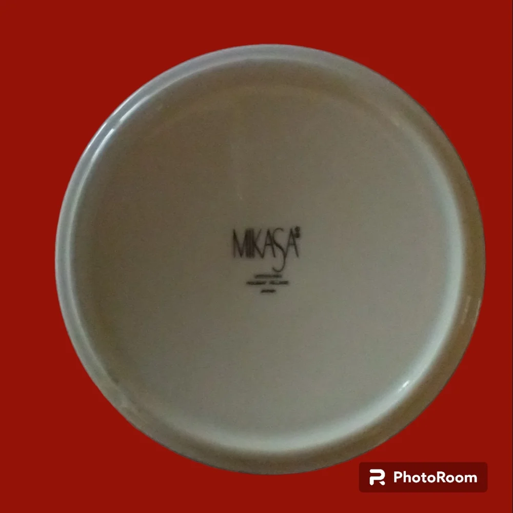 Mikasa HOLIDAY VILLAGE  Candy Dish/ Trinket Box Made In JapanThis delightful can